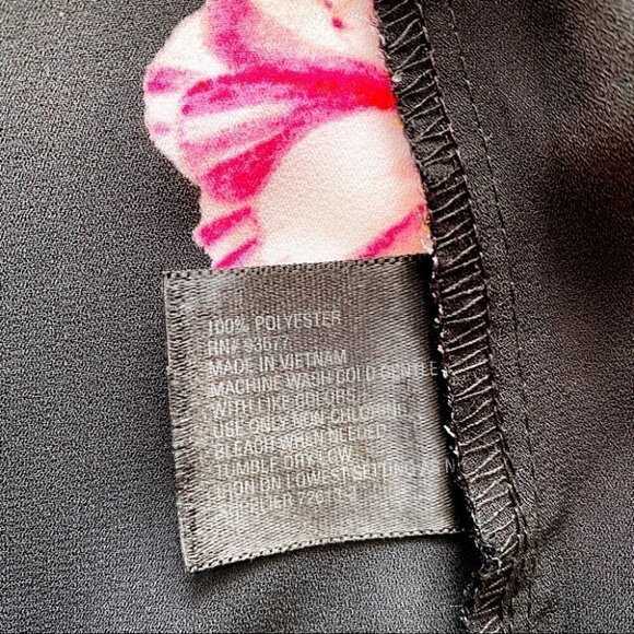 Sleeveless top with tie  at neck - Picture 6 of 6